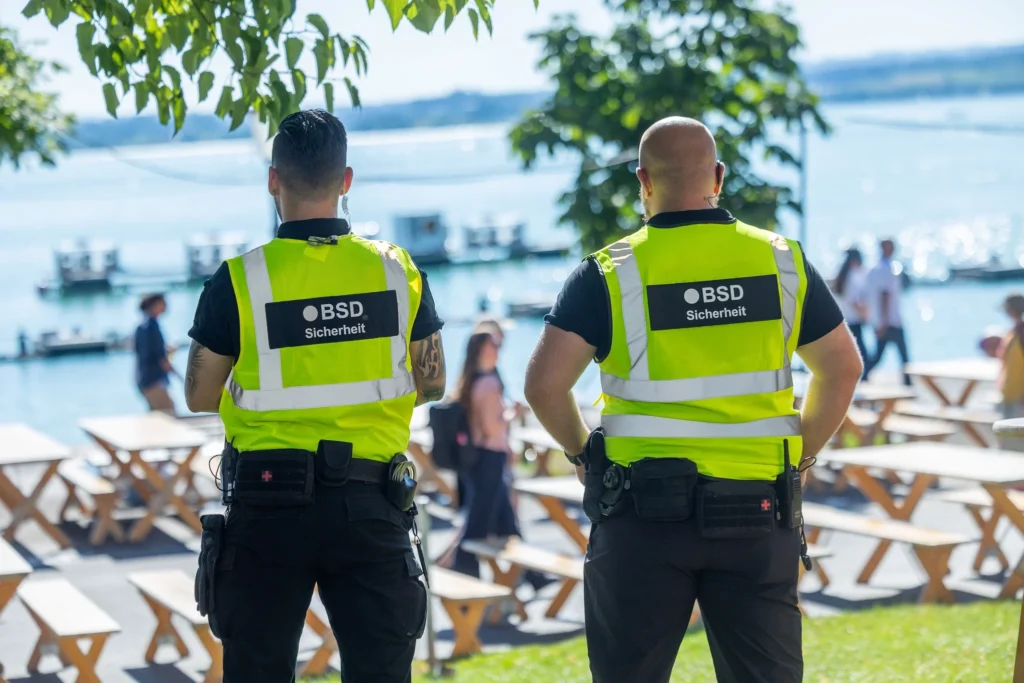 Einsatz am Zuger Seefest 2025, Sicherheitsmann, Sicherheitsfrau, Sicherheitspersonal, Security, BSD Blesinger Sicherheits Dienste GmbH, Unterägeri, Schweiz